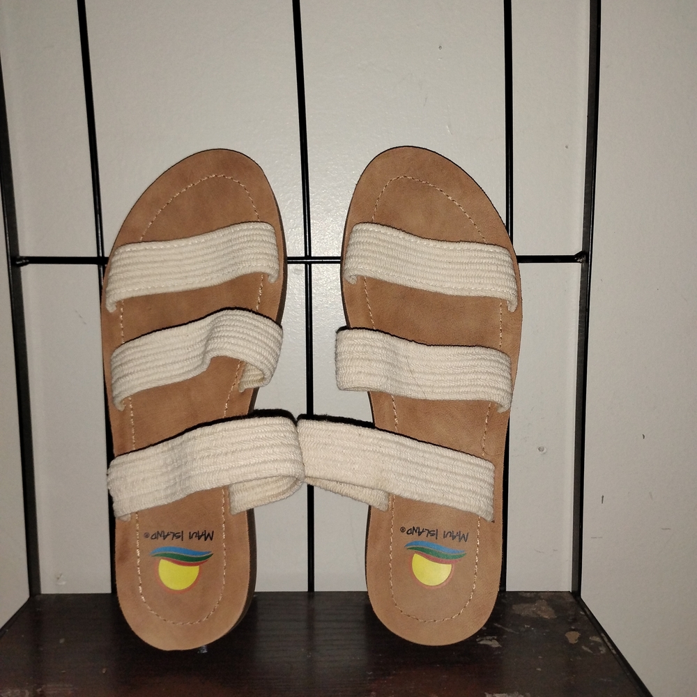Maui Island Women's Tan and Cream Flats